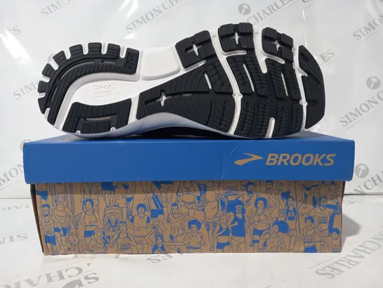 BOXED PAIR OF BROOKS ADRENALINE GTS 22 SHOES IN BLACK/BLUE UK SIZE 10.5