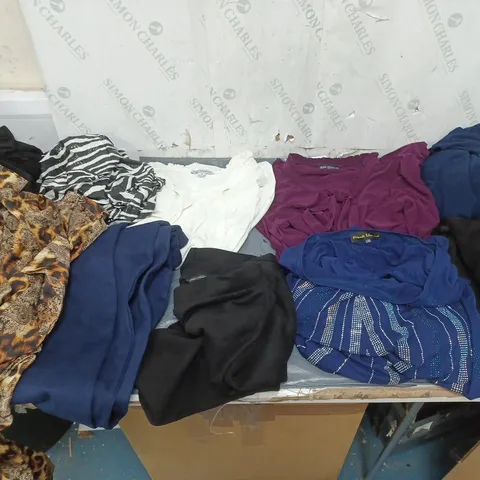 BOX OF APPROXIMATELY 10 ASSORTED CLOTHING ITEMS 