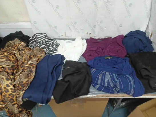 BOX OF APPROXIMATELY 10 ASSORTED CLOTHING ITEMS 