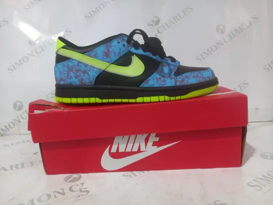 BOXED PAIR OF NIKE DUNK LOW SE 2 SHOES IN BLUE/LIME UK SIZE 5