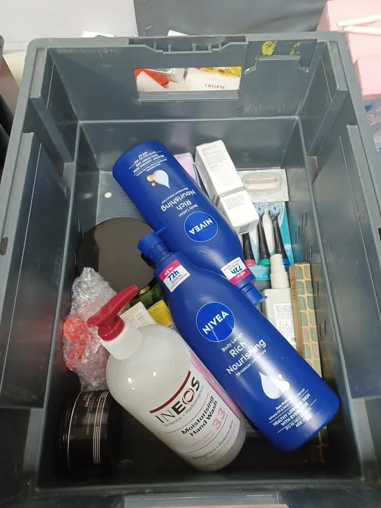 APPROXIMATELY 20 ASSORTED COSMETIC PRODUCTS TO INCLUDE SENSODYNE TOOTHPASTE, NIVEA BODY LOTION, AND HAIR BOBBLES ETC. 