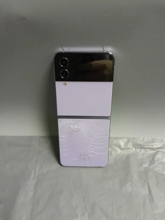 SAMSUNG GALAXY Z FLIP 4 IN PURPLE