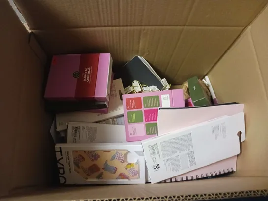 MEDIUM BOX OF APPROXIMATELY 20 ASSORTED HOUSEHOLD ITEMS TO INCLUDE PHONE CASES, CHRISTMAS CARDS AND COFFEE CUP