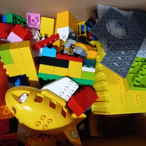 BOX OF ASSORTED TOY BRICKS FROM VARIOUS SETS