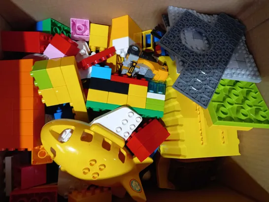 BOX OF ASSORTED TOY BRICKS FROM VARIOUS SETS