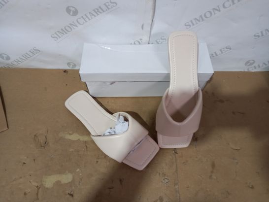 BOXED PAIR OF DESIGNER CREAM FLIPFLOPS SIZE 6