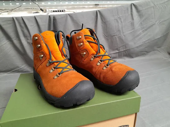 BOXED PAIR OF KEEN MAPLE PYRENEES W BOOTS SIZE UK 8.5