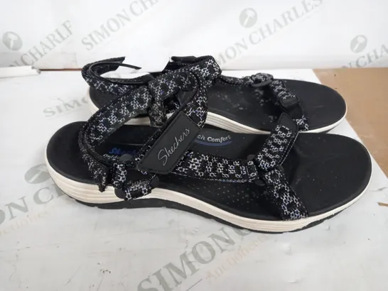 SKECHERS BLACK STRAPPED SANDALS SIZE 5