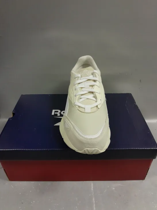 BOXED PAIR OF REEBOK HEXALITE LEGACY UNISEX RUNNING TRAINERS - 9.5