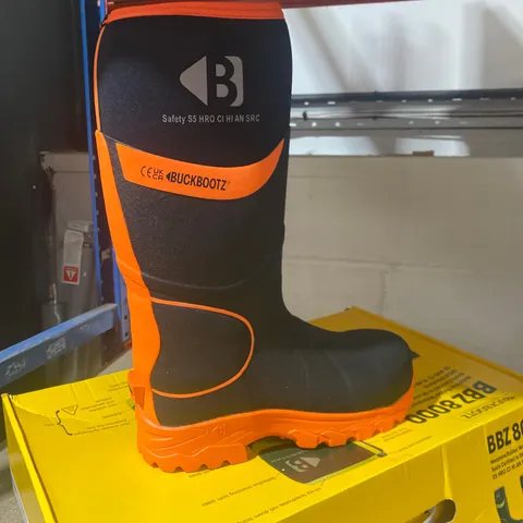BOXED PAIR OF BUCKBOOTZ NEOPRENE/RUBBER WATERPROOF SAFETY BOOTS SIZE 9