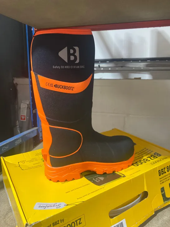 BOXED PAIR OF BUCKBOOTZ NEOPRENE/RUBBER WATERPROOF SAFETY BOOTS SIZE 9