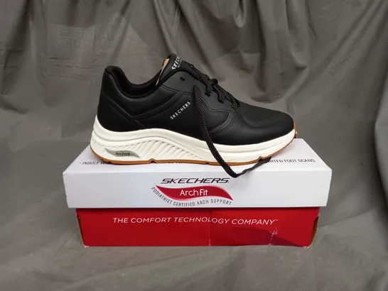 SKECHERS TRAINER IN BLACK SIZE 6