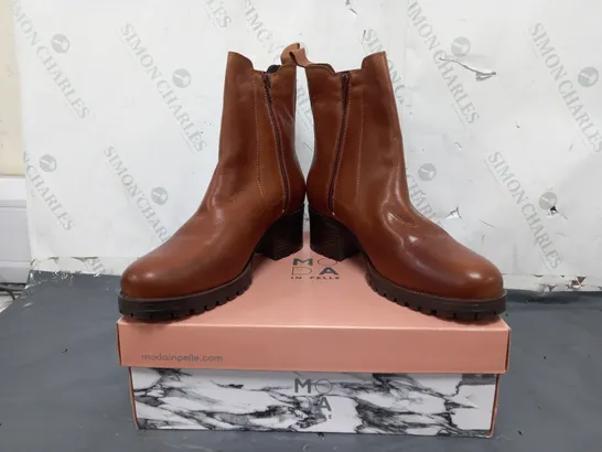 BOXED PAIR OF MODA IN PELLE CHUNKY HEEL CHELSEA BOOTS IN TAN SIZE 7