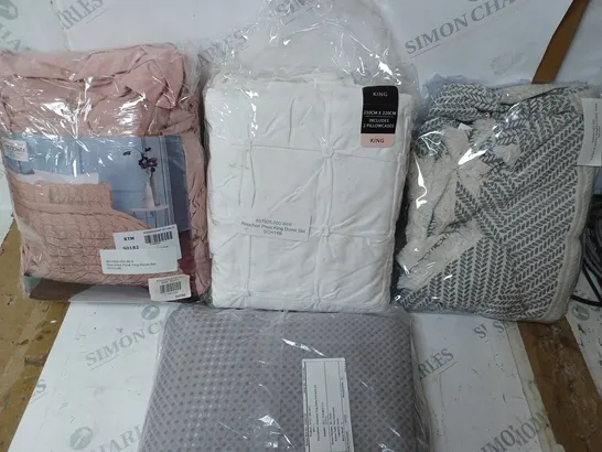 BOX OF APPROX. 20 ASSORTED BEDROOM ITEMS TO INCLUDE - EARLYS OF WITNEY COTTON THROW - UNBRANDED PLEAT KING DUVET SET KING SIZE - SLEEPDOWN FINEST PLEAT KING DUVET SET ECT