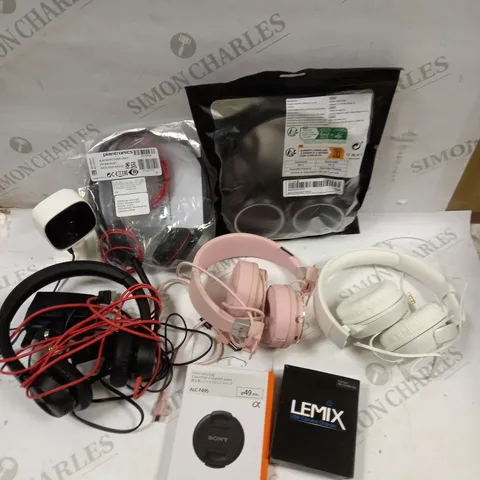 BOX OF APPROXIMATELY 10 ASSORTED ELECTRICAL ITEMS TO INCLUDE HEADPHONES, IP CAMERA, USB CAMERA CHARGER ETC