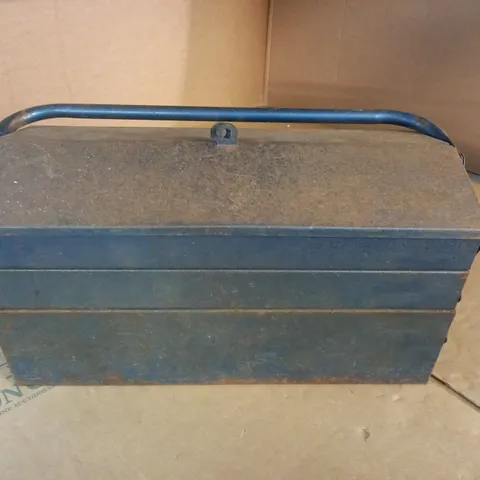 VINTAGE METAL TOOLBOX