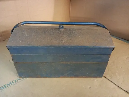 VINTAGE METAL TOOLBOX