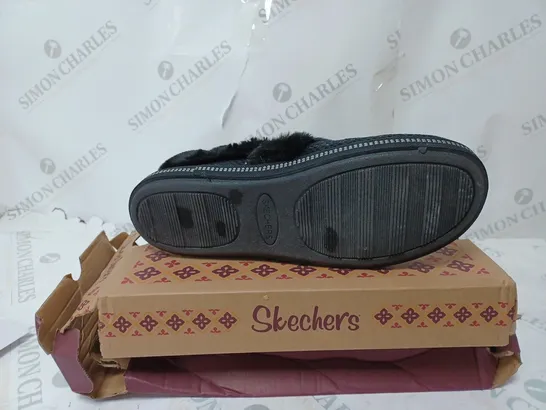 SKECHERS COZY SLIPPER BLACK - SIZE 6