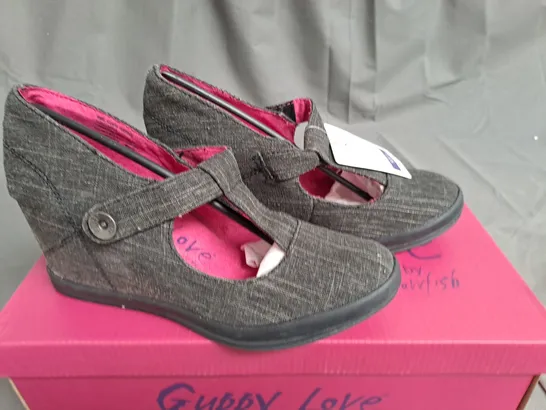 BOX OF APPROXIMATELY 12 PAIRS OF BLACK GUPPY LOVE WEDGE SHOES IN VARIOUS SIZES 