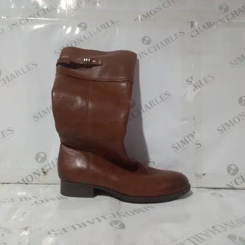 BOXED PAIR OF CLARKS KNEE HIGH BOOTS IN TAN SIZE 6