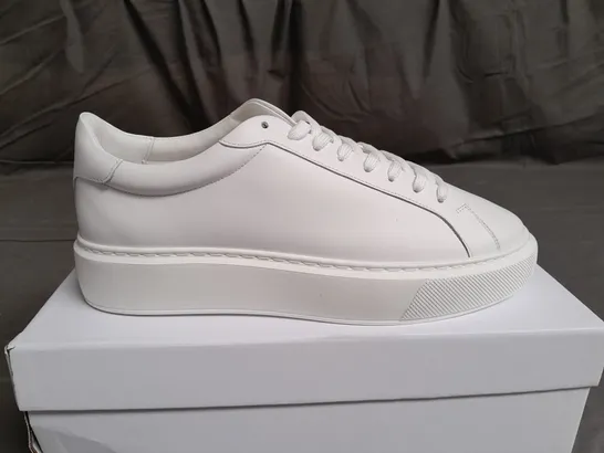 BOXED PAIR OF ARNE ESSENTIAL WHITE LEATHER TRAINERS SIZE UK 9