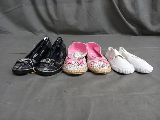 APPROXIMATELY 15 ASSORTED KIDS PAIRS OF SHOES IN VARIOUS COLOURS, STYLES, AND SIZES