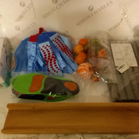 BOX OF APPROXIMATELY 10 ASSORTED HOUSEHOLD ITEMS TO INCLUDE DECORATIONS, ANIMAL ISLAND BOWL, CUSHIONS, ETC