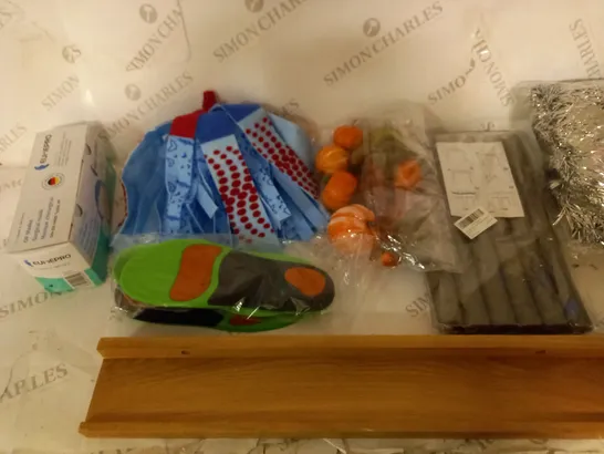 BOX OF APPROXIMATELY 10 ASSORTED HOUSEHOLD ITEMS TO INCLUDE DECORATIONS, ANIMAL ISLAND BOWL, CUSHIONS, ETC