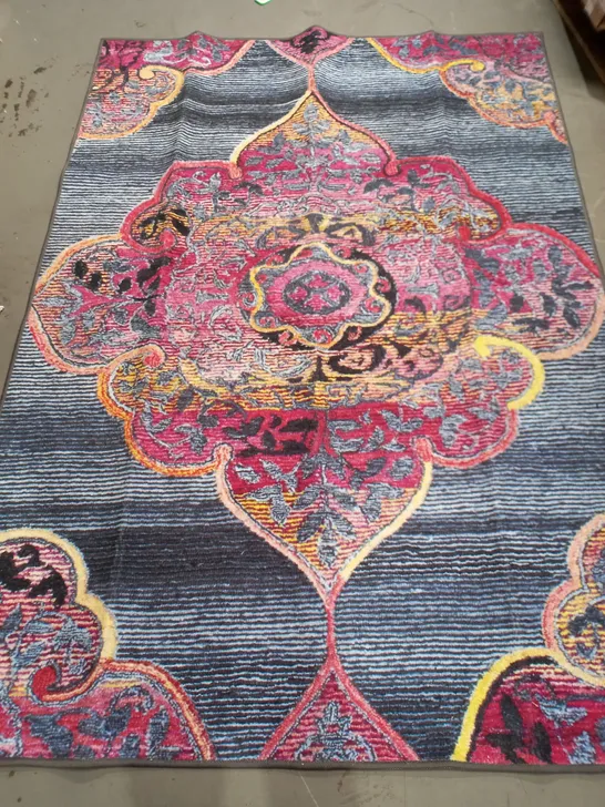 TRADITIONAL DESIGN RUG IN RED/BLACK - 200X140cm