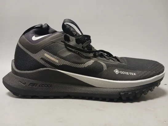 PAIR OF NIKE REACT TRAIL SHOES IN BLACK UK SIZE 7