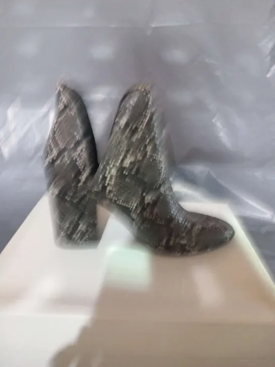 BOXED STEVE MADDEN GREY SNAKE SYNTHETIC ANKLE BOOTS SIZE 7