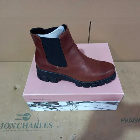 BOXED PAIR OF MODA IN PELLE BROWN BOOTS- SIZE 40