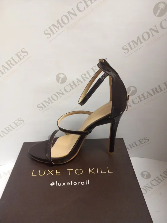 BOXED LUXE TO KILL JESSICA CHOCOLATE SHINY PU SIZE 4