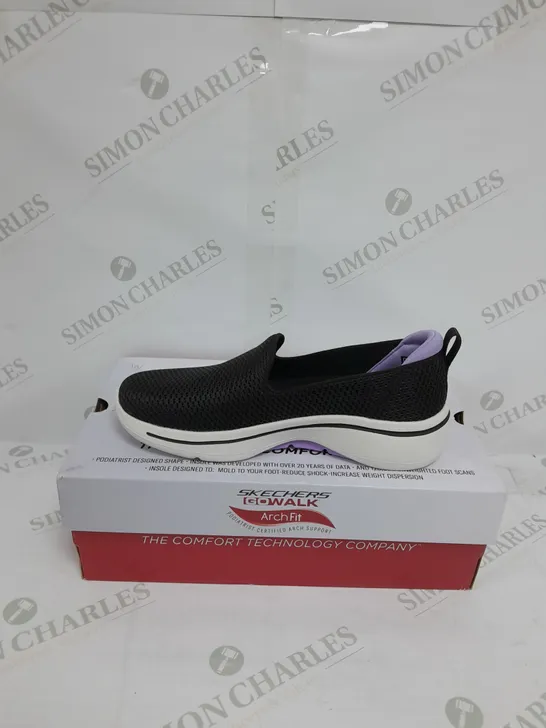 SKETCHERS GO WALK ARCH FIT IN BLACK - SIZE 4