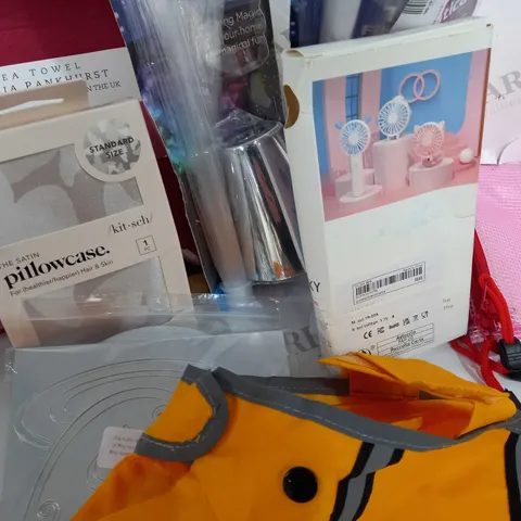 LOT OF ASSORTED ITEMS TO INCLUDE / PILLOWCASE / TEA TOWLE / SMALL FAN 