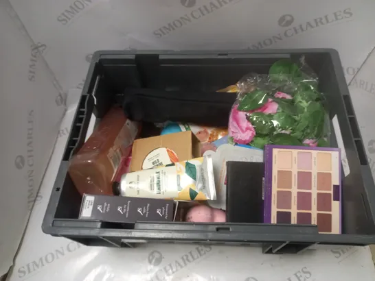 BOX OF APPROXIMATELY 20 COSMETIC AND HOUSEHOLD PRODUCTS TO INCLUDE BODY SHOP, RADOX, MOECK, ETC