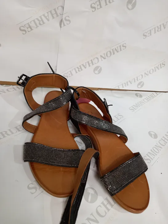 MODA BLACK/BROWN SANDALS SIZE 6 