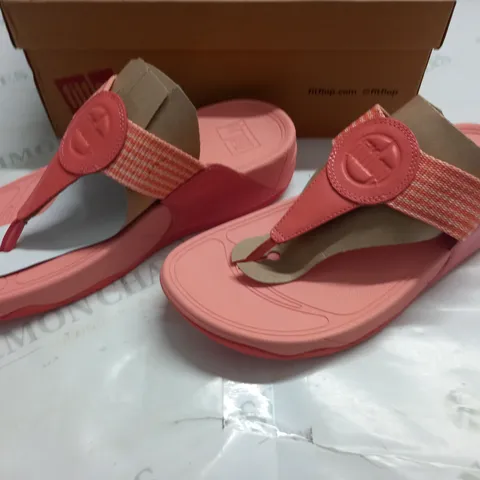 BOXED PAIR OF FITFLOP WALKSTAR TOE POST SANDALS IN SUNSHINE CORAL - UK 6