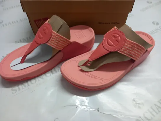 BOXED PAIR OF FITFLOP WALKSTAR TOE POST SANDALS IN SUNSHINE CORAL - UK 6