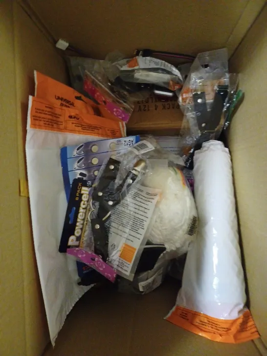 BOX OF APPROXIMATELY 20 ASSORTED HOUSEHOLD PRODUCTS TO INCLUDE HOT WATER PLUSHIE, LAPTOP CARRY CASE, CYCLING LIGHT ETC  