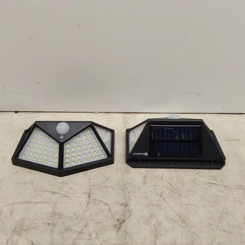 BOXED PAIR OF BUILDCRAFT 400 LUMENS SOLAR SECURITY LIGHTS (1 BOX)