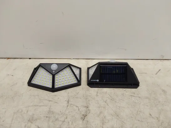 BOXED PAIR OF BUILDCRAFT 400 LUMENS SOLAR SECURITY LIGHTS (1 BOX)