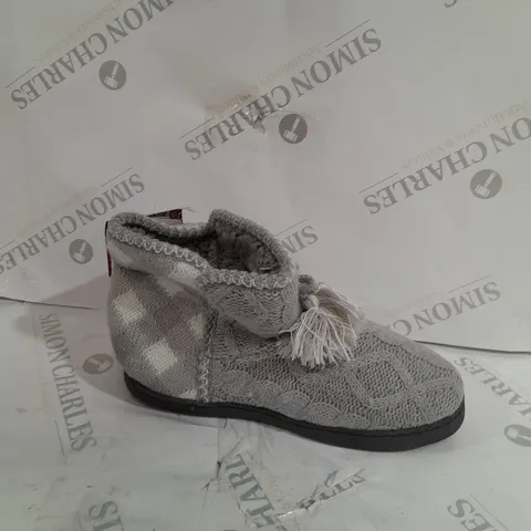 PAIR OF MUK LUKS LINA SLIPPER BOOTS IN MEDIUM GREY - UK SIZE 9