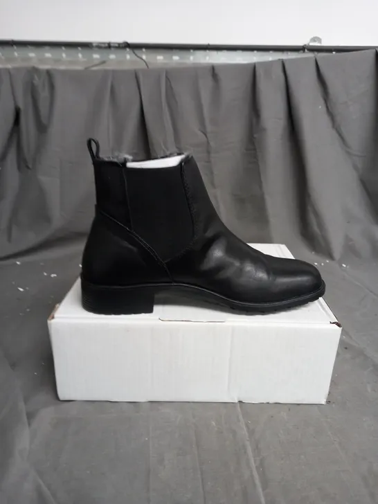 BOXED PAIR OF STRIVE WINDSOR BOOTS BLACK SIZE 6.5