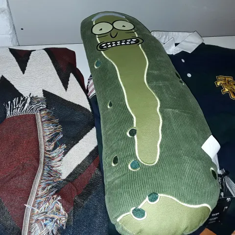 LOT OF 3 ASSORTED ITEMS TO INCLUDE RICK & MORTY FILLED CUSHION, RUGBY SHIRT AND RUG