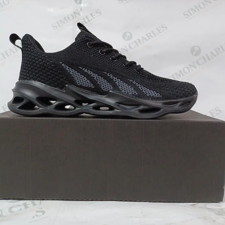 COOLALA FREE SNEAKERS IN BLACK EU SIZE 39 4351748-Simon Charles Auctioneers