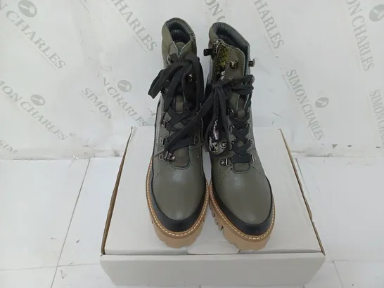 BOXED PAIR OF MODA IN PELLE CASSIDIE HIKING BOOTS IN KHAKI SIZE 6 