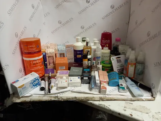 BOX OF ASSORTED COSMETICS TO INCLUDE BULL DOG, LOREAL, PLOUISE, AVON, THE BODY SHOP ETC