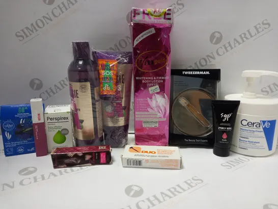 LOT OF APPROX 15 ASSORTED BEAUTY PRODUCTS TO INCLUDE AUSSIE HAIRCARE SET, CERA VE MOISTURISING CREAM, DUO BRUSH ON STRIP ADHESIVE, ETC 