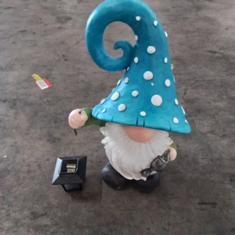 BOXED GARDEN GNOME FIGURE WITH LANTERN 